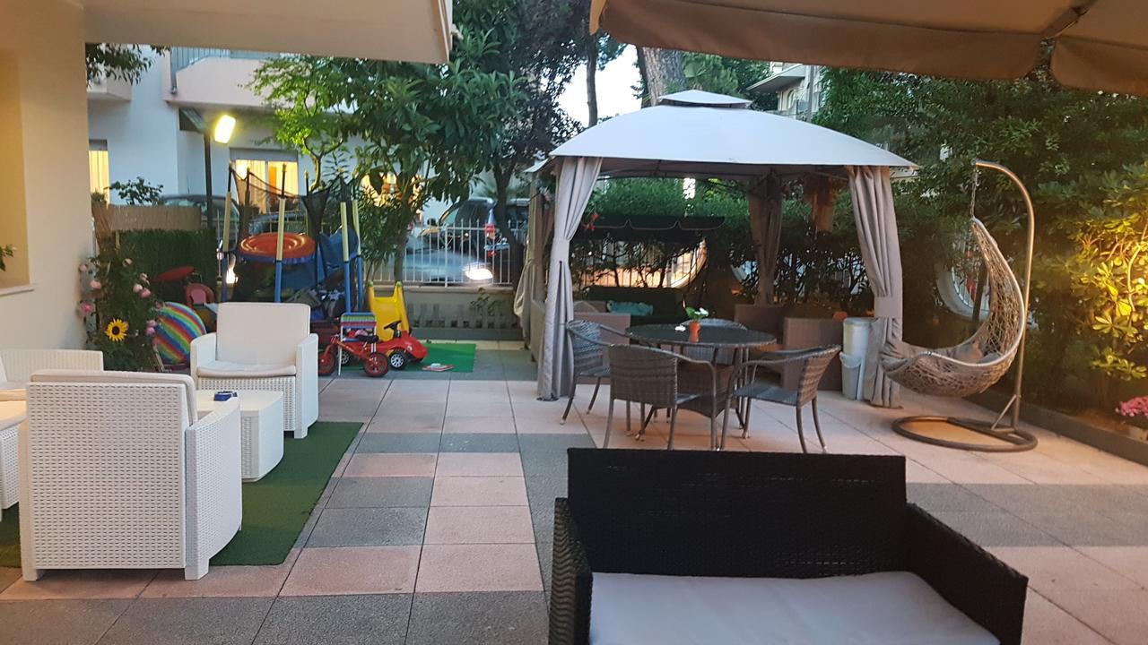 Hotel Fucsia Ριτσόνε Εξωτερικό φωτογραφία